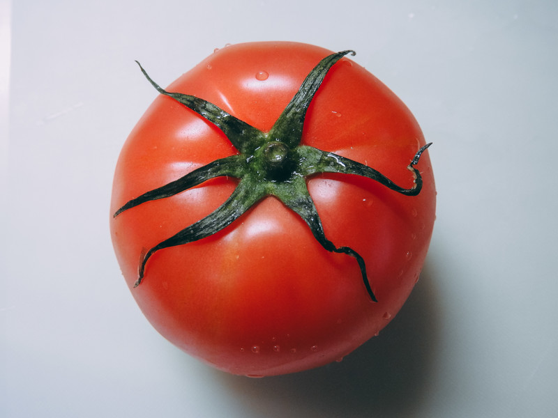 トマトのヘタが黒い原因は乾燥やカビ！食べられるか見分けるには？ 毎日お役立ち情報ステーション